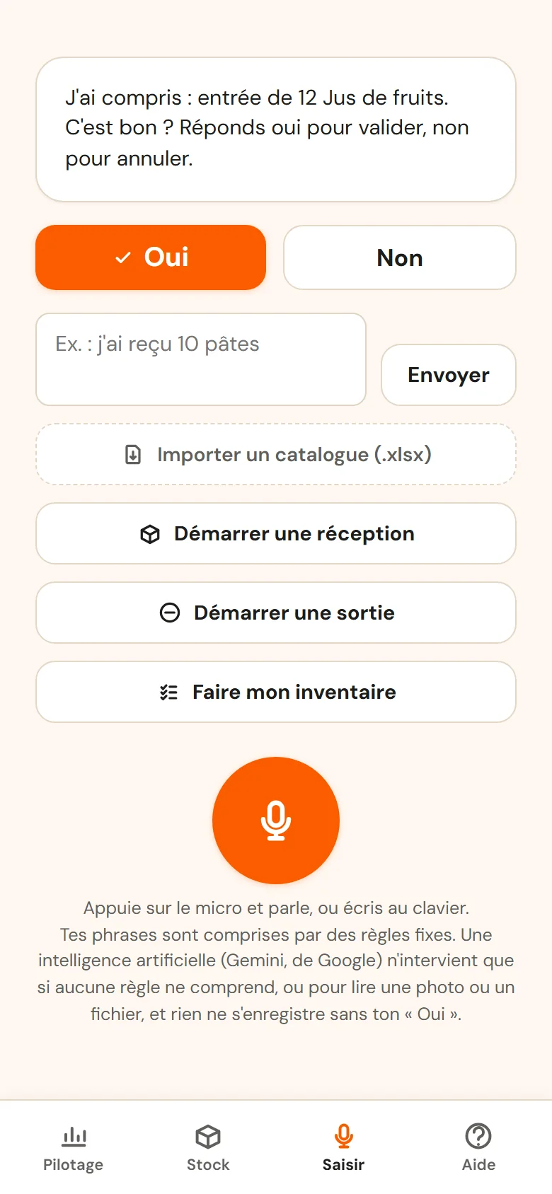 Écran Saisir de Stovo après une phrase dictée : la bulle « J'ai compris : entrée de 12 Jus de fruits. C'est bon ? Réponds oui pour valider, non pour annuler. », un bouton Oui orange et un bouton Non.