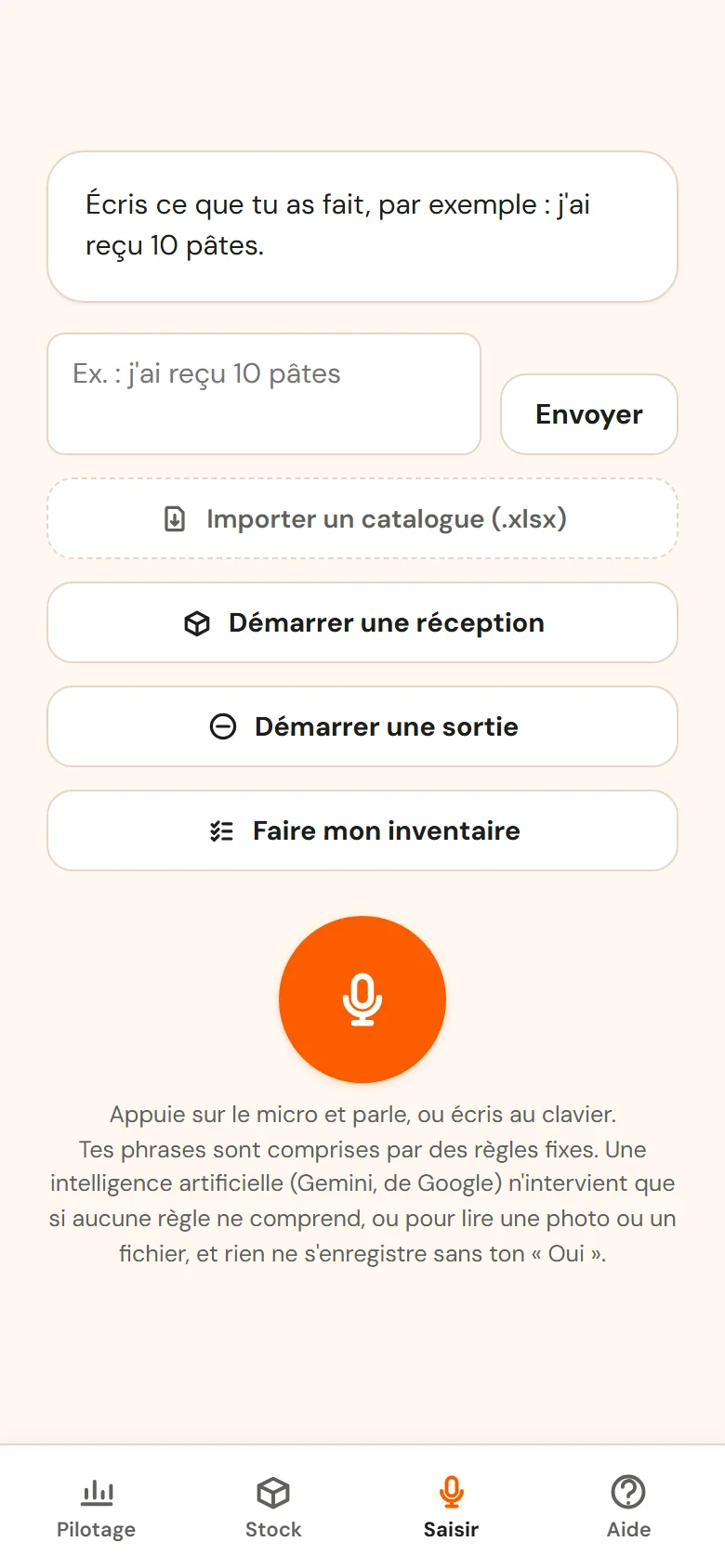 Écran Saisir de Stovo sur fond crème : l'invite « Écris ce que tu as fait, par exemple : j'ai reçu 10 pâtes. », un champ de texte et un bouton Envoyer, les boutons Importer un catalogue, Démarrer une réception, Démarrer une sortie et Faire mon inventaire, un grand bouton micro rond orange, puis la phrase qui dit quand une intelligence artificielle intervient, et la barre d'onglets Pilotage, Stock, Saisir, Aide.